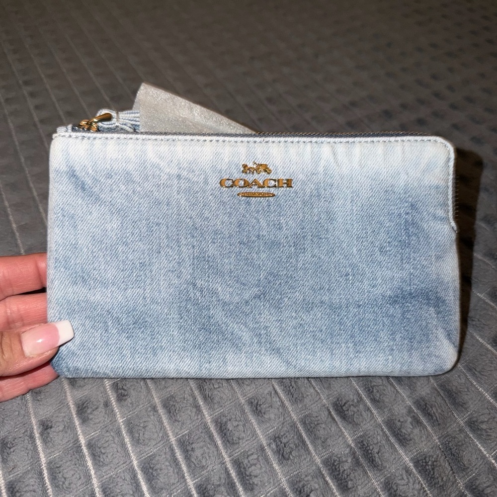 Coach 🩵 NWT Light Blue Denim Wristlet with Gold Logo